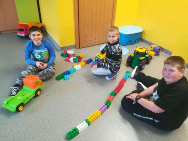 Wychowankowie świetlicy w czasie swobodnej zabawy 