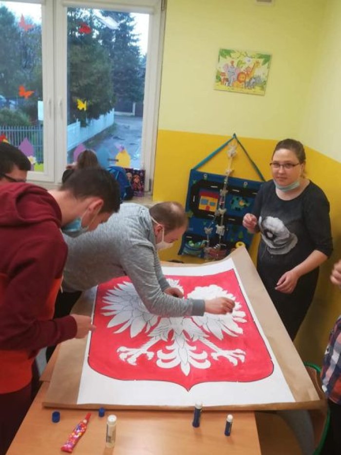 Podopieczni świetlicy wykonują godło Polski.