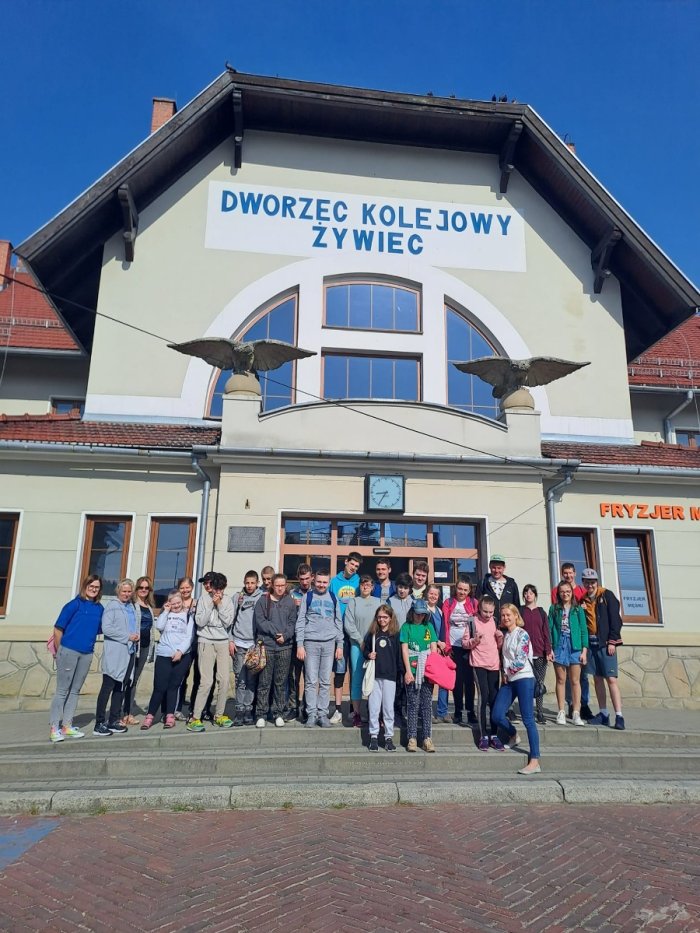  Zdjęcie pamiątkowe przed dworcem PKP w Żywcu.
