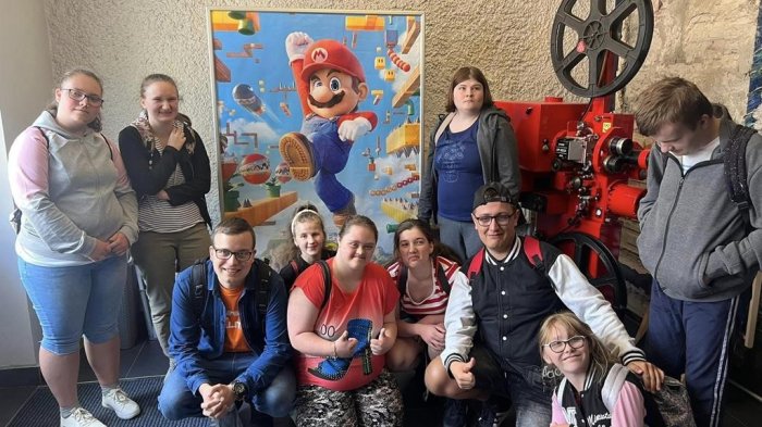 Pamiątkowe zdjęcie z bohaterem filmu. 