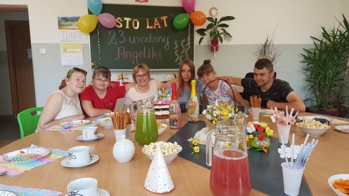 Wspólne biesiadowanie. 