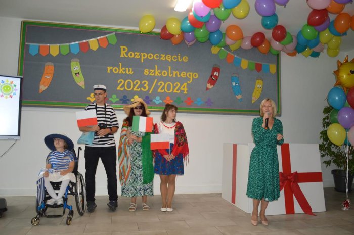 Pani dyrektor wita wszystkich uczniów i rodziców na rozpoczęciu roku szkolnego. 