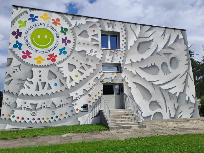 Mural na budynku Szkoły.