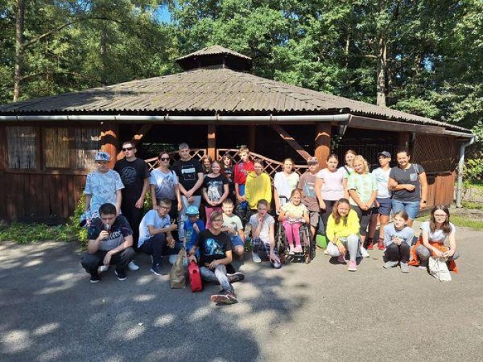 Zdjęcie pamiątkowe uczestników ogniska integracyjnego pod wiatą na Campingu Dębina.
