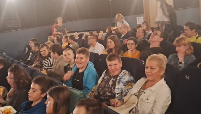Integracja całej szkoły podczas seansu filmowego. 
