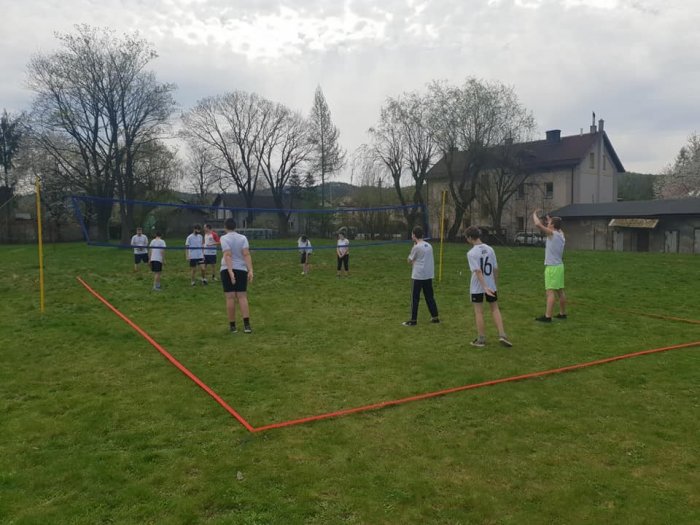 Uczniowie testują nowy sprzęt do gry w siatkówkę. 