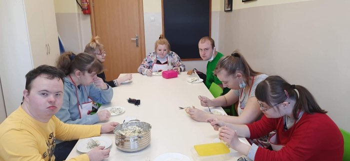 Uczniowie degustują  włsnoręcznie przygotowaną   sałatkę. 