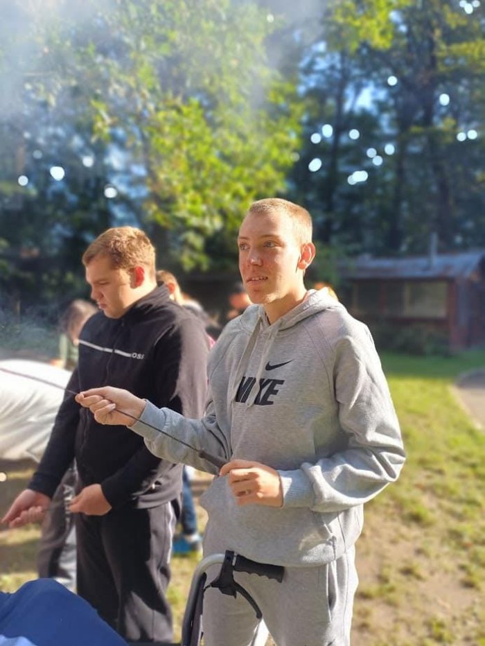 Uczniowie integrują się podczas wspólnego ogniska.