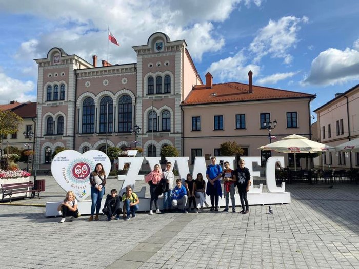 Uczniowie na tle ratusza miejskiego w Żywcu.