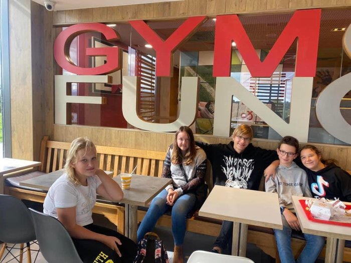 Uczniowie w restauracji mc donalds.
