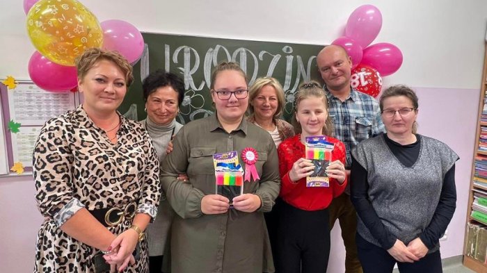 Zdjęcie pamiątkowe jubilatek z paniami dyrektorkami i rodzicami.