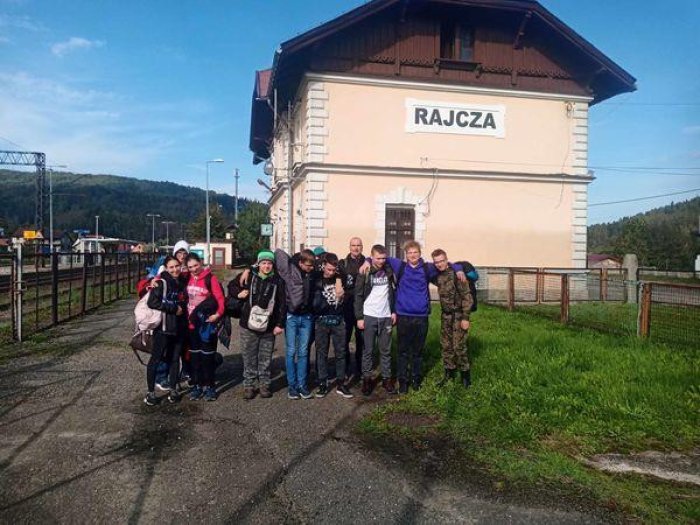 Uczniowie wraz z nauczycielami pozują na stacji pkp w miejscowości Rajcza.