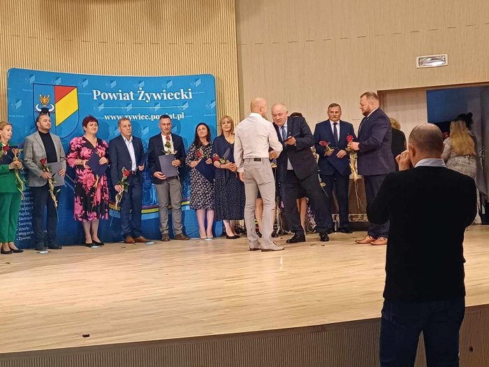 Nagrodzeni nauczyciele odboierają nagrody z rąk starosty żywieckiego.