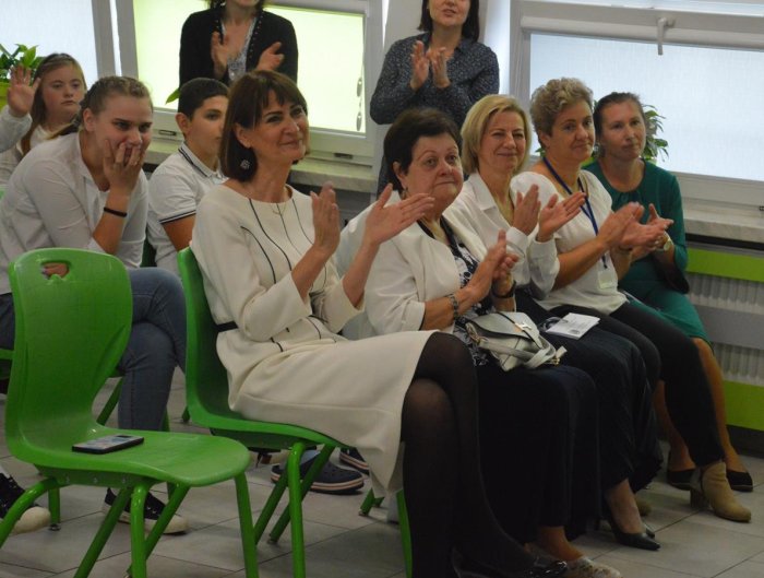 Kadra kierownicza Ośrodka podziwia występy uczniów.