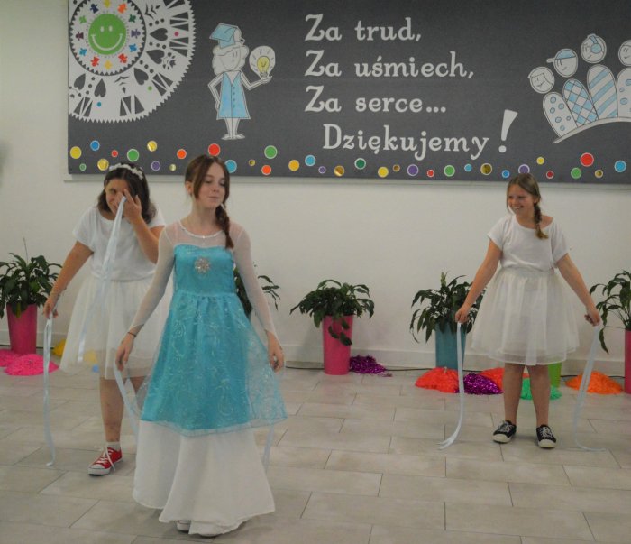 Występy taneczne uczniów z okazji Dnia Nauczyciela.