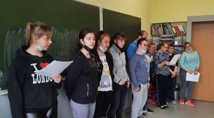 Uczniowie doskonalą umiejętności wokalne.