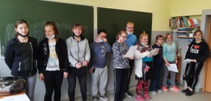 Uczniowie opanowują pamięciowo tekst poznanej piosenki.