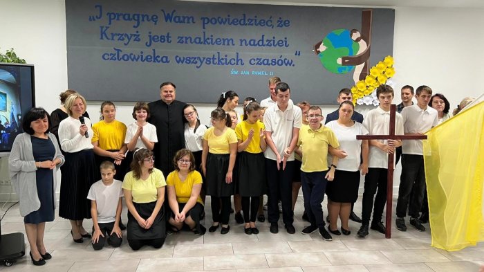 Grupa artystów po występie. 