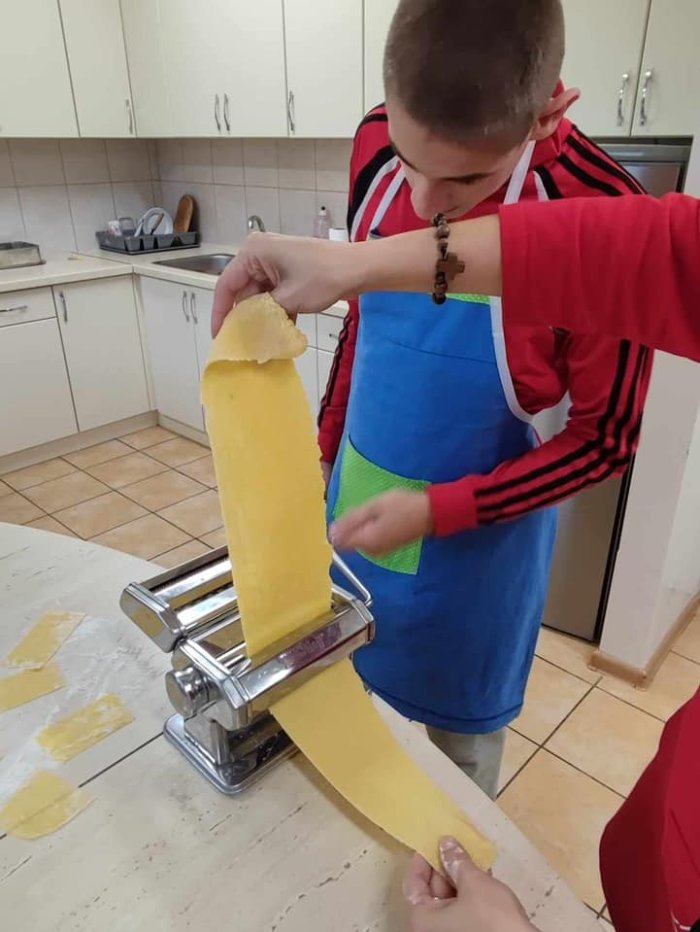 Uczniowie sami robią makaron. 