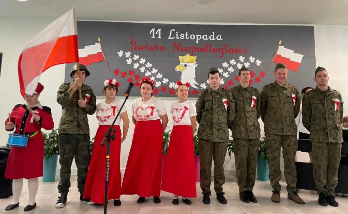 Uczniowie w strojach biało-czerwonych i żołnierskich  mundurach prezentują pieśń Przybyli ułani.