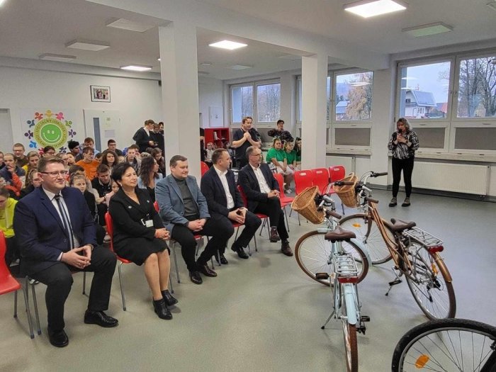 Uroczyste przekazanie rowerów dofinansowanych ze środków przekazanych przez Wojewódzki Ośrodek Ruchu - Drogowego w Bielsku Białej. 