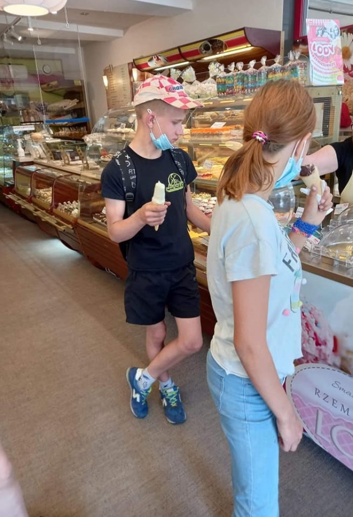 Uczniowie kupują lody. 