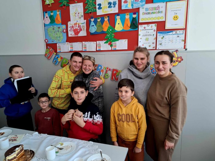 Pani dyrektor w otoczeniu uczniów i solenizanta urodzinowego artema.