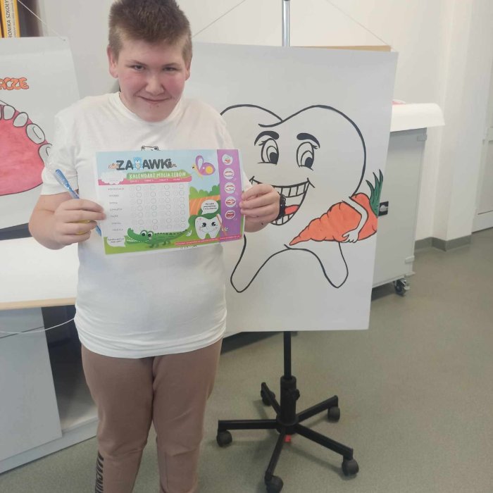 Uczeń prezentuje harmonogram mycia zębów. 