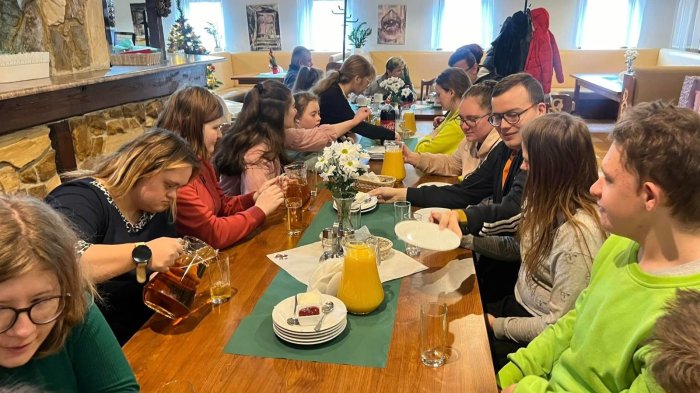 Wspólne biesiadowanie. 