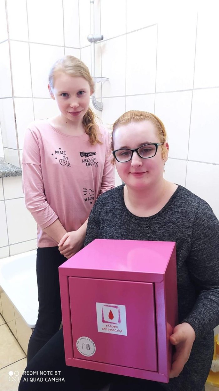 Uczennice prezentują różową skrzyneczkę