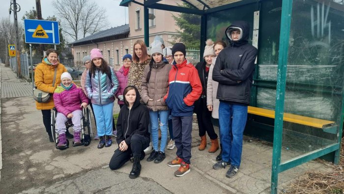 Uczniowie czekają na autobus. 