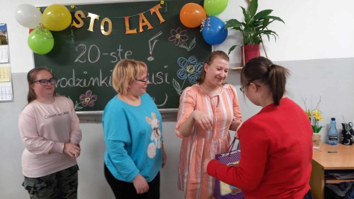 Życzenia dla solenizantki od koleżanek z klasy.