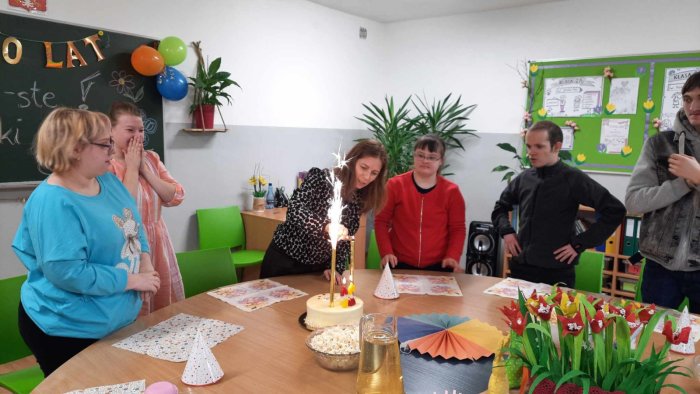 Uczniowie celebrują urodziny w klasie.