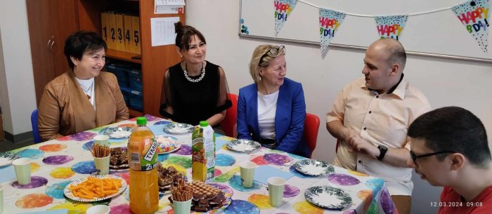Solenizant celebruje urodziny wspólnie z paniami dyrektorkami.