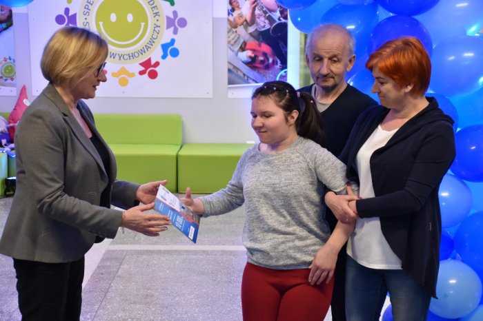 Wręczenie czeku naszej uczennicy Weronice. 