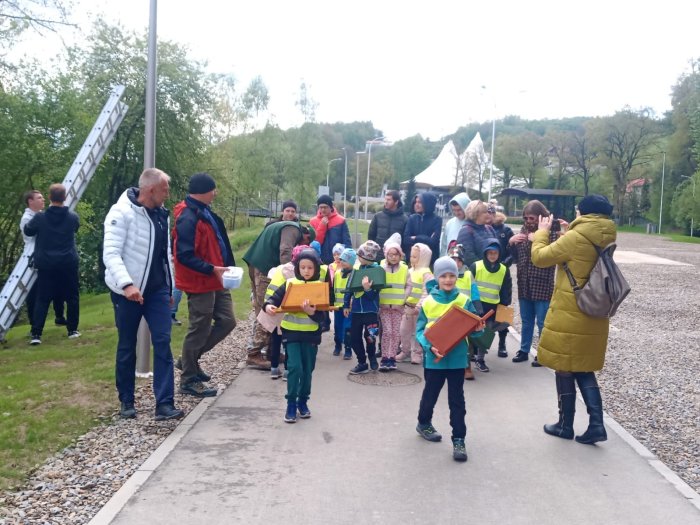 Umieszczanie na nowym odcinku ścieżki rowerowej, kolejnych dziewięć budek lęgowych dla ptaków.