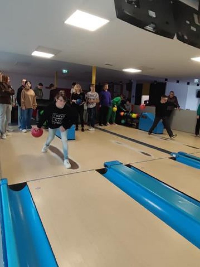 Zabawa w kręgielni. 