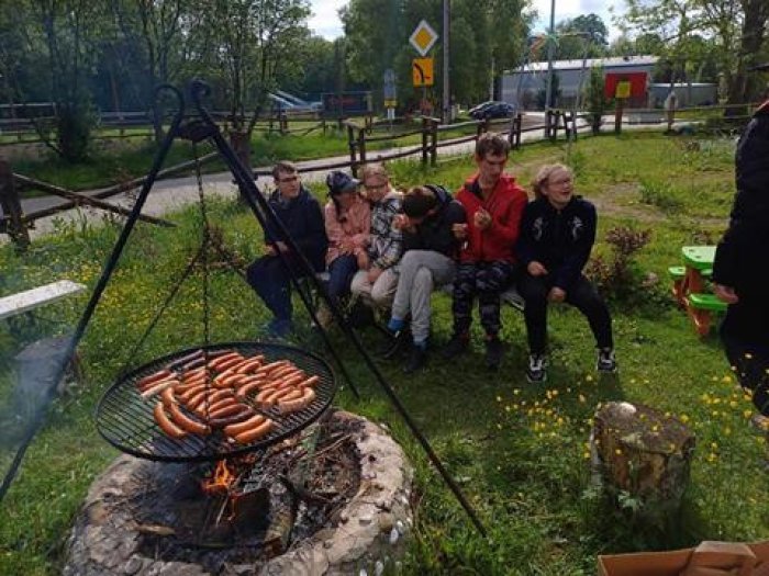 Biesiada przy ognisku. 