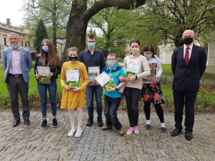 Wicestarosta starosta żywiecki Pan Stanisław Kucharczyk i Pan Dyrektor Wydziału Turystyki, Kultury, Sportu i Promocji Powiatu Mirosławem Dziergasem wraz z laureatami konkursu plastycznego 