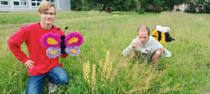 Uczniowie prezentują wykonane samodzielnie prace.