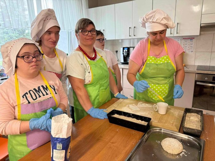 Uczestniczki Warsztatu wykonują zakwas na chleb.