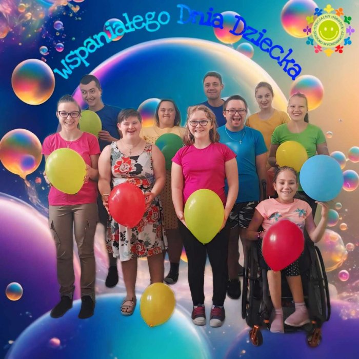 Uczniowie naszej szkoły trzymają w rękach kolorowe balony.