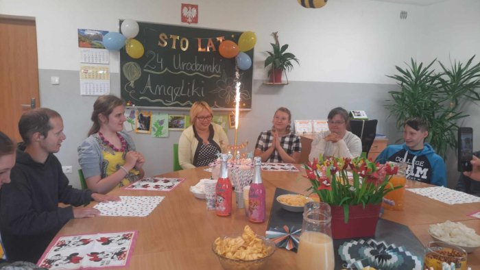 Uczniowie celebrują urodziny w klasie.
