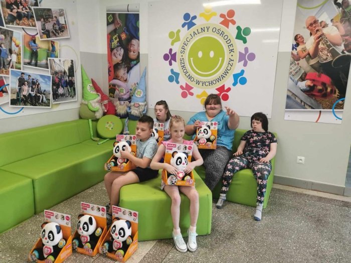 Wychowankowie grup rewalidacyjnych -wychowawczych trzymają prezenty od sponsorów.