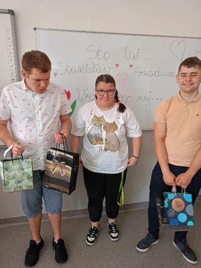 Solenizanci pozują do zdjęcia z koleżanką z klasy.