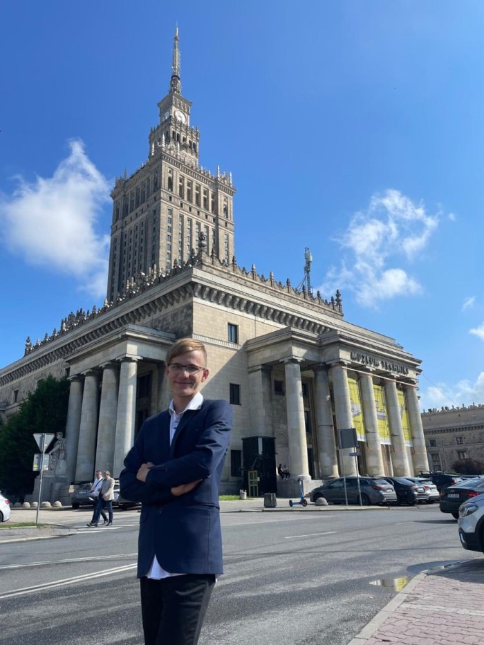 Uczeń na tle Pałacu Kultury i Nauki w Warszawie.