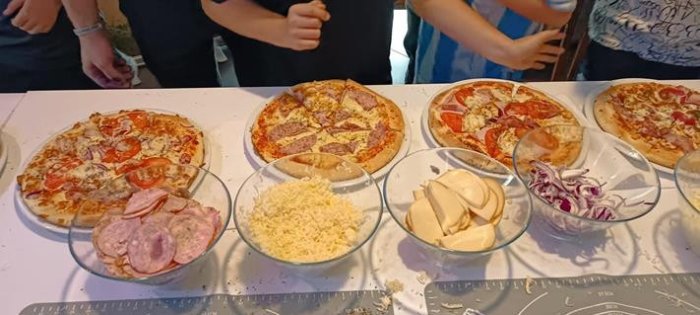 Tworzenie pizzy.