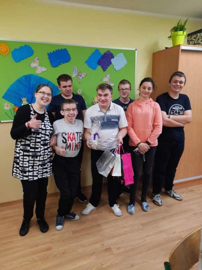 Koleżanki i koledzy z klasy 3 Pc1 wraz z solenizantem Robertem pozują do zdjęcia.