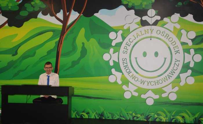 Uczeń gra na pianinie na inauguracji nowego roku szkolnego.