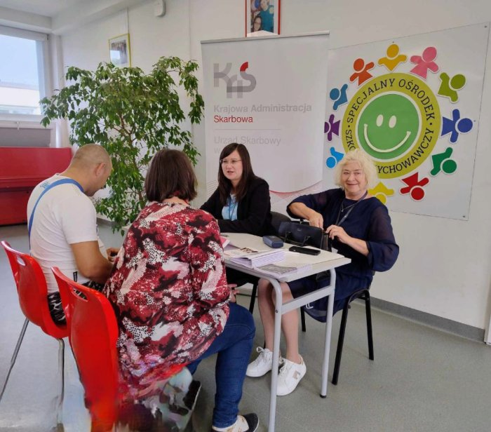 Petenci konsultują się z przedstawicielami  Urzędu Skarbowego.